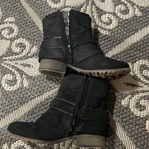 They have a little scuff on the tips of the shoes